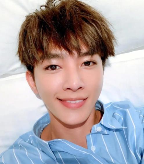 小S|小S深夜晒照吐槽蟑螂，炎亚纶评论却被删除，网友：为钱折腰