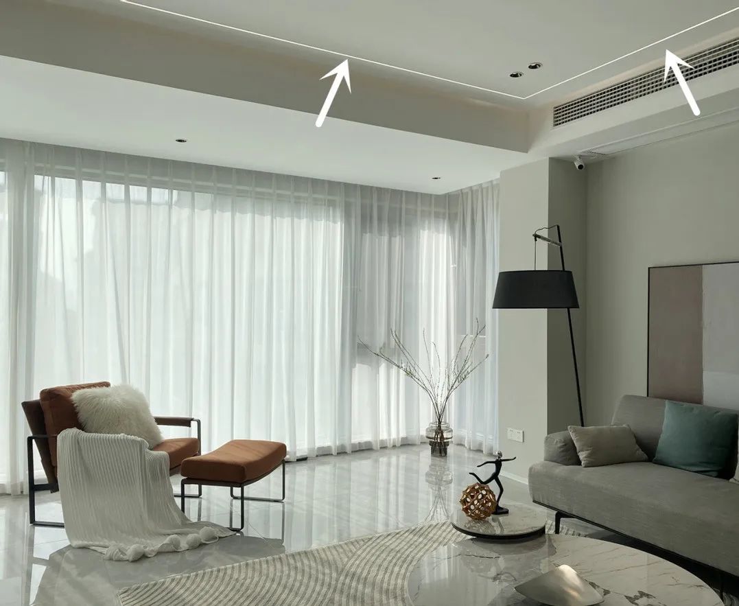 复杂的吊顶已经过时了,平顶+无主灯组合,简简单单还不压层高