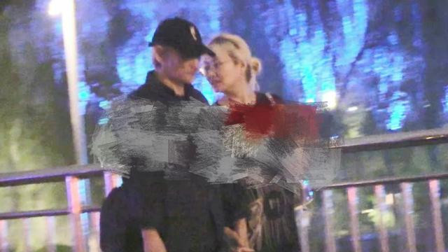 徐克|71岁徐克与小30岁女友牵手散步，感情稳定好甜，女方一头金发抢镜