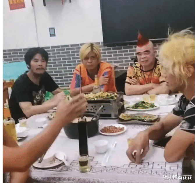 迪丽热巴|南宁罗志祥和众网红,齐聚周某人烤肉串店,准备成立人气组合