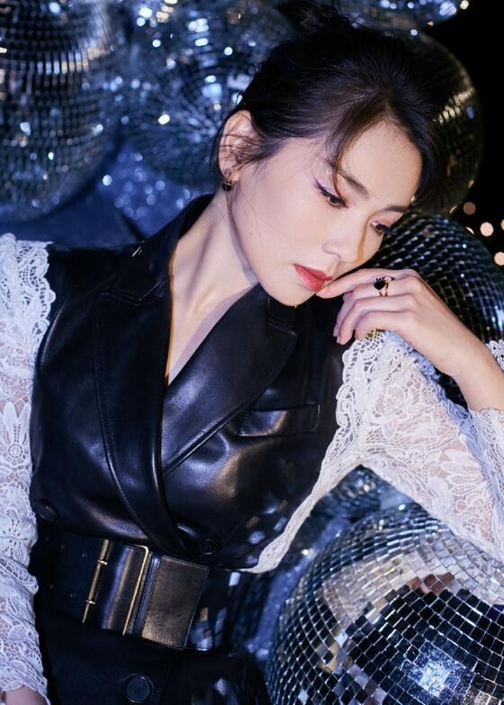 刘涛|刘涛这身材无敌了,黑白拼接裙帅气不失女人味,120斤还有蚂蚁腰