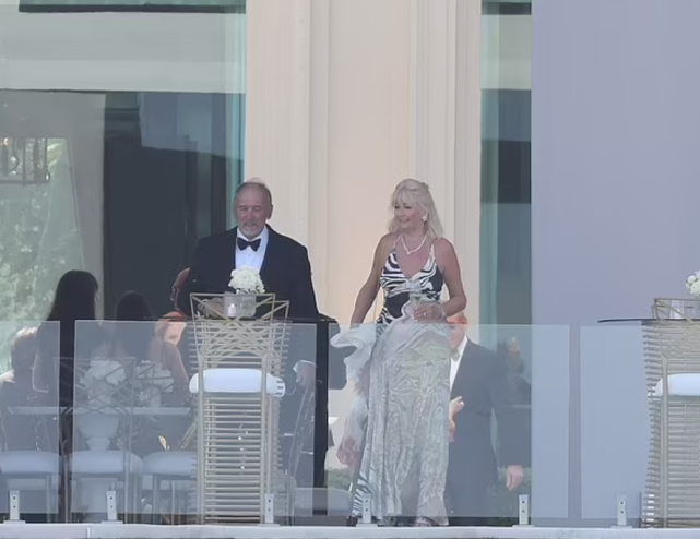 贝克汉姆|贝克汉姆74岁老父亲参加完孙子婚礼后打车离开引热议，继母发声回应