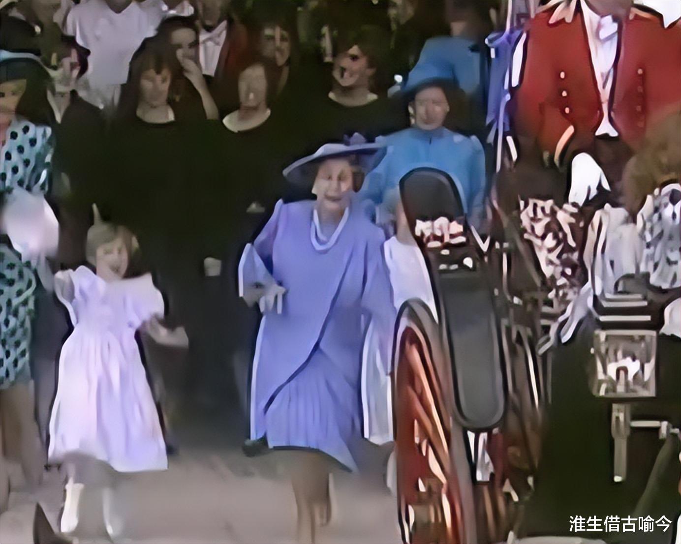 |祖孙情：1995年11岁的哈里为祖母女王撑伞，25年后他给梅根打伞