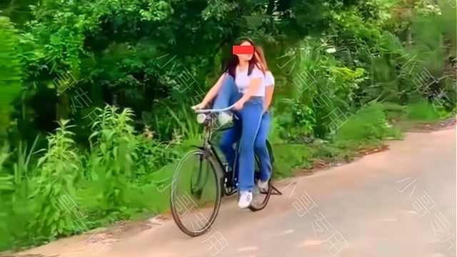 浙江：姐姐带妹妹骑车兜风，路遇帅哥直接跳车，后座妹妹差点摔倒