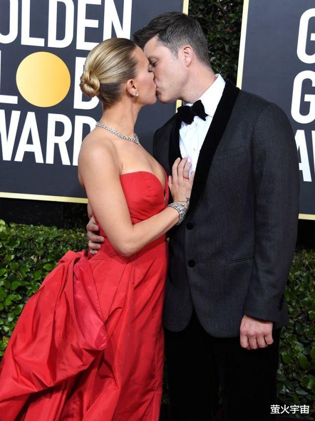 斯嘉丽|37岁“寡姐”斯嘉丽久违现身！秀肉乎乎的后背，看丈夫冲浪笑得甜