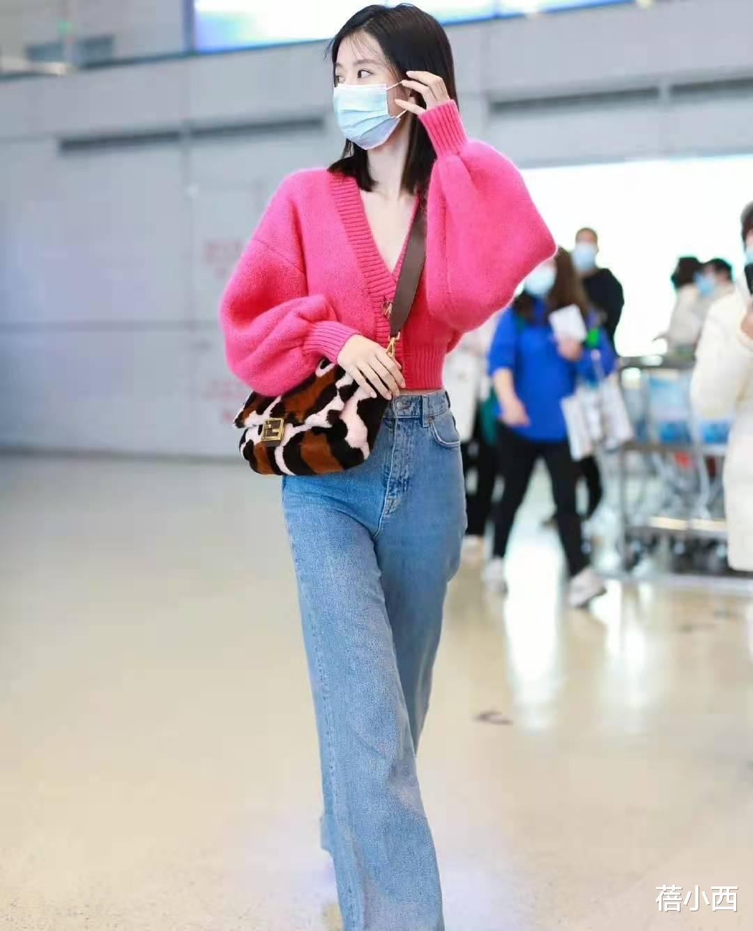 减脂 乔欣终于换了短发,穿“黑色西装”搭破洞牛仔裤,时髦简约又吸睛