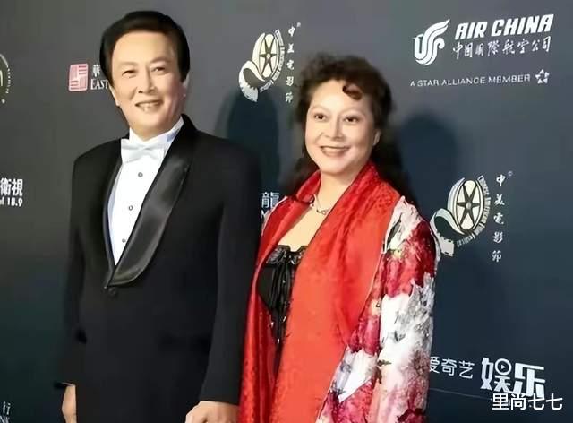 唐国强 唐国强混血老婆真是国泰民安脸，穿红外套不仅不俗气，还特别富贵