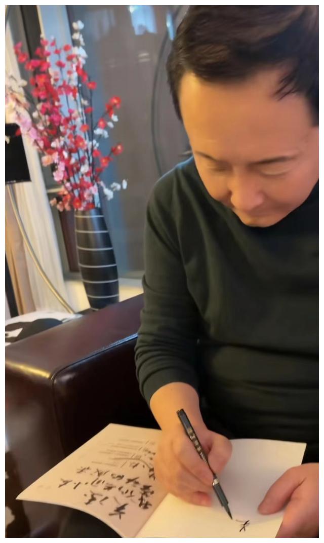 赵露思|63岁戏骨梁天曝近况,头发稀疏双眼无神显疲惫,与关凌同框惹回忆