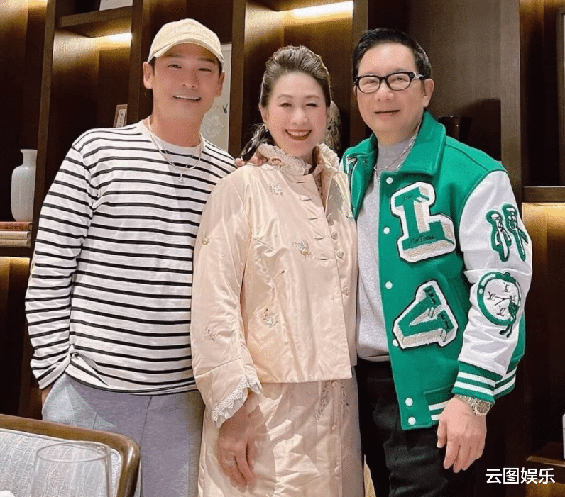 杜德伟|杜德伟携妻儿回内地，吃豪华大餐太惬意，5岁儿子已提早放暑假