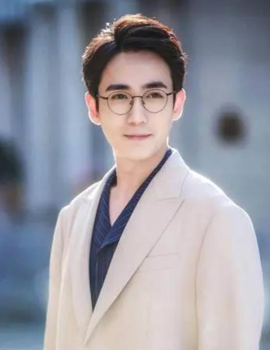 朱一龙|朱一龙大步跨向实力派演员，新电影《消失的她》何非复杂且丰富