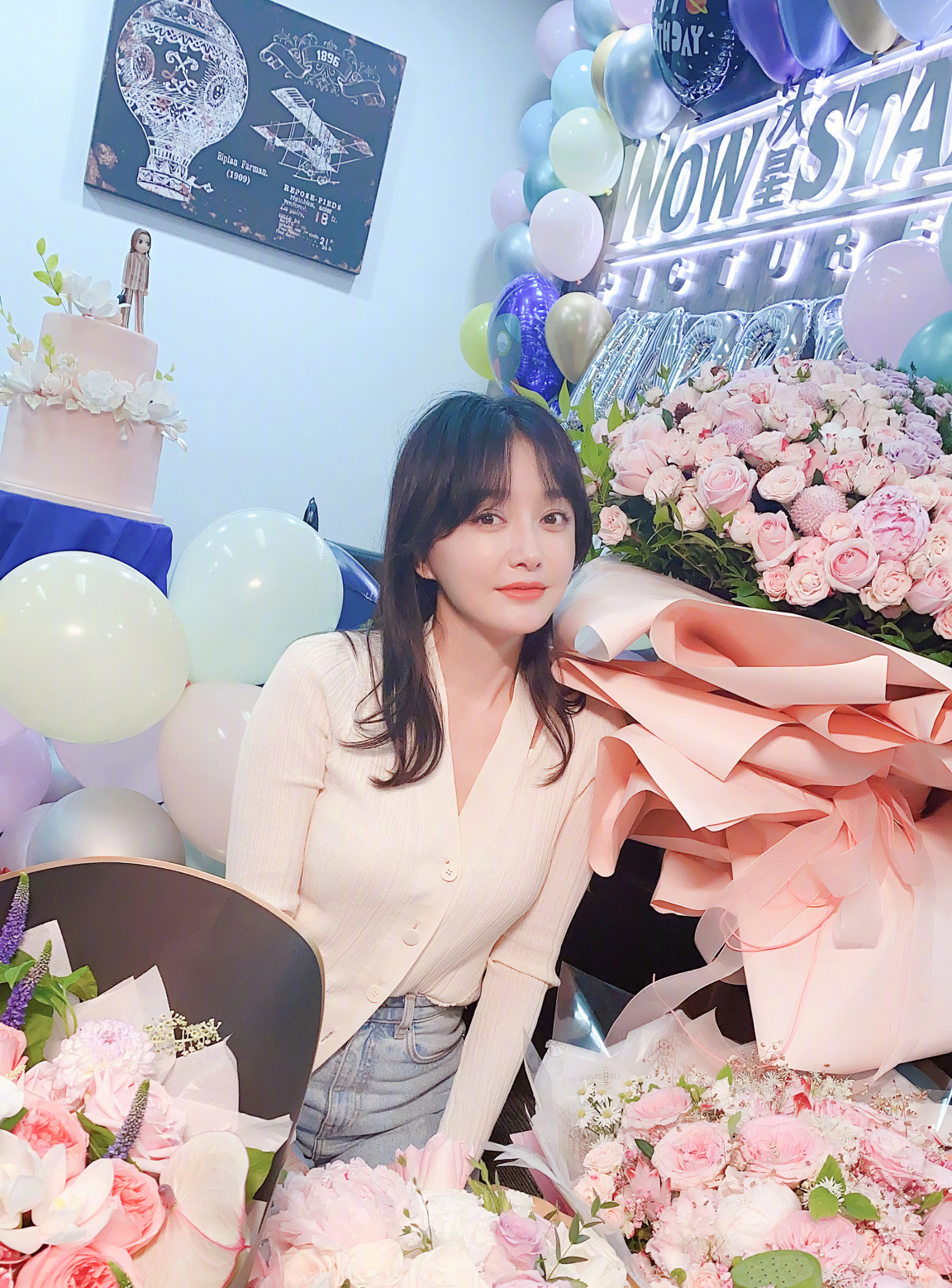 秦岚|秦岚好酷,牛仔外套配白T恤+牛仔短裤很帅气,有点女版牛仔范儿.