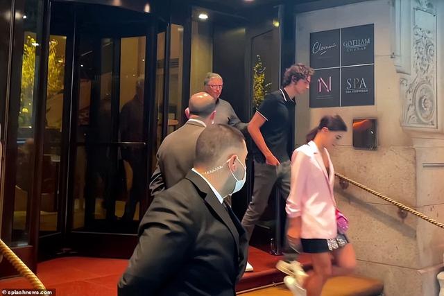 詹妮弗|比尔·盖茨带19岁女儿吃晚餐，富豪大肚腩醒目，“离婚后没人管”