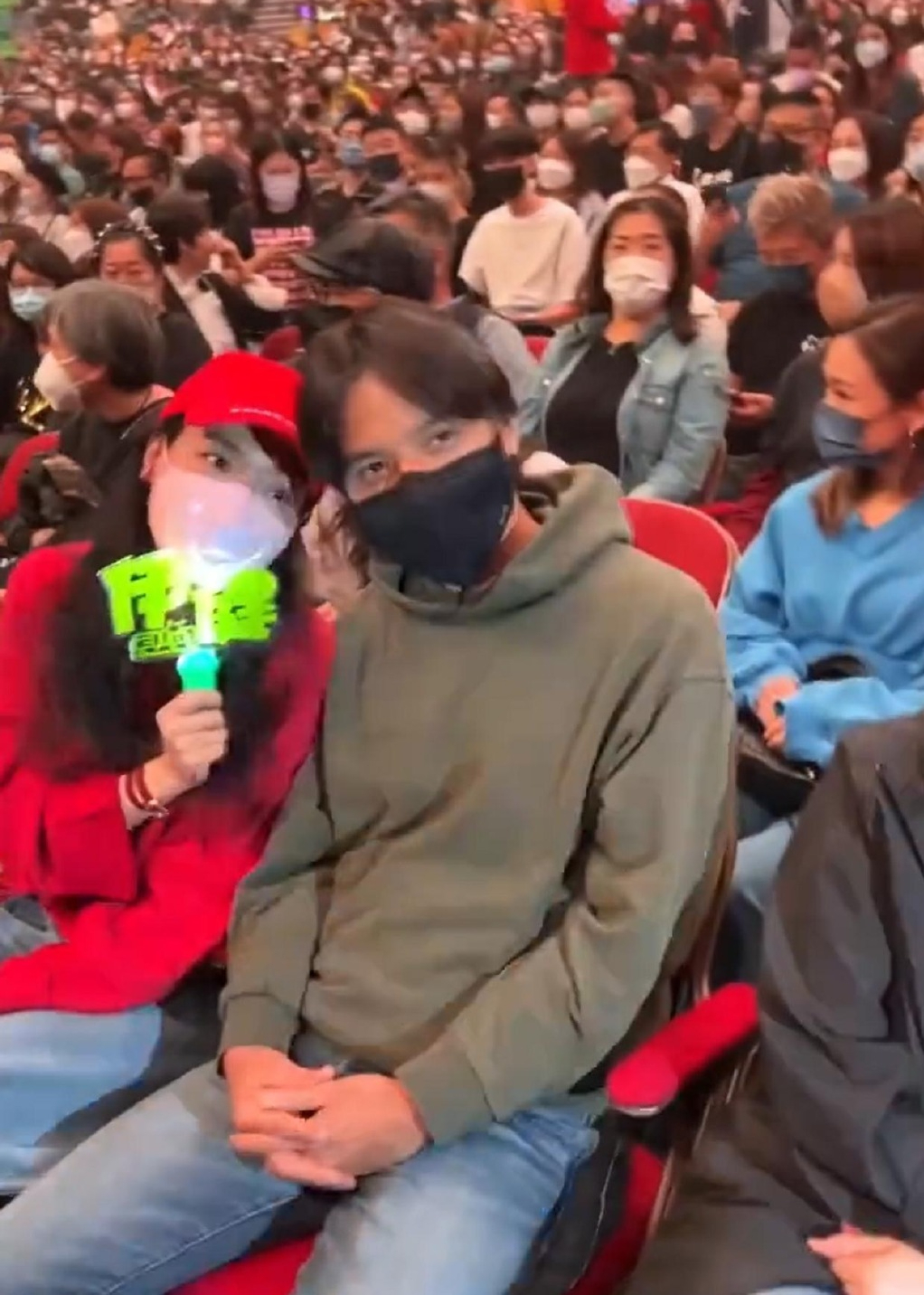 舒淇|46岁舒淇拍广告生图释出,身穿抹胸裙性感火辣,一颦一笑皆是韵味