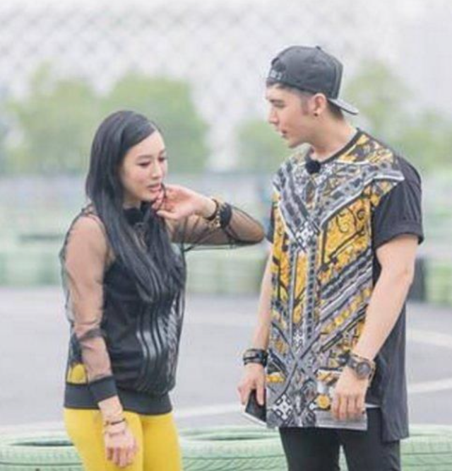 钟丽缇|钟丽缇直播收到礼物，老公张伦硕当场翻脸，吓坏工作人员