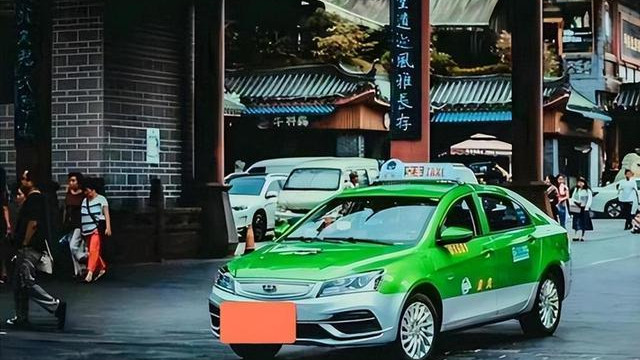 女子深夜打车，司机花1800元提特殊要求：你都穿成这样了