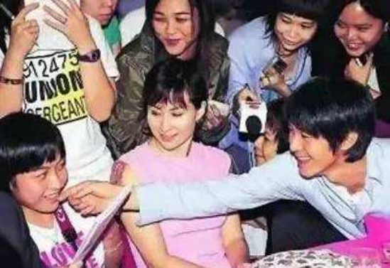 甘比|又一个“邓文迪”，潜伏15年成为百亿首富，她是怎么上位成功的？