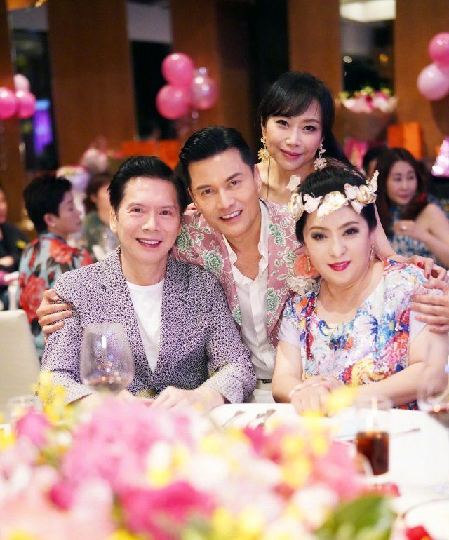 吕良伟|吕良伟夫妇共爬山，妻子坐柱子上秀美照，老夫少妻爱情成就佳话