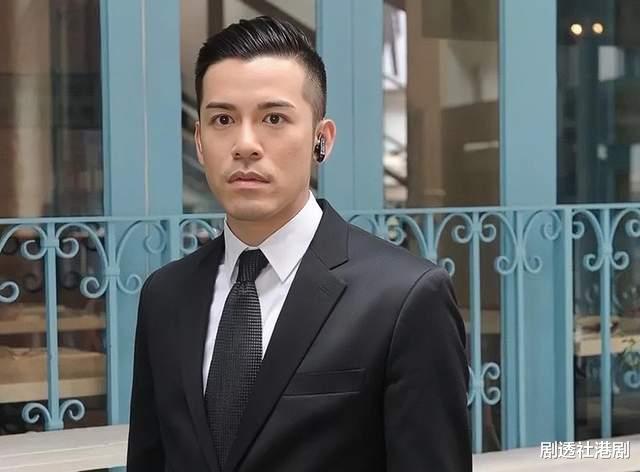 沈震轩|恭喜!香港知名男星与漂亮女友好事将近,高调晒海边合照配一脸