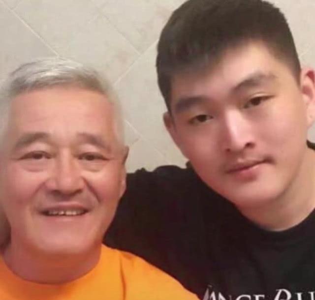 赵本山|64岁赵本山与好友聚会,头发花白身材浮肿,酒后写书法超接地气