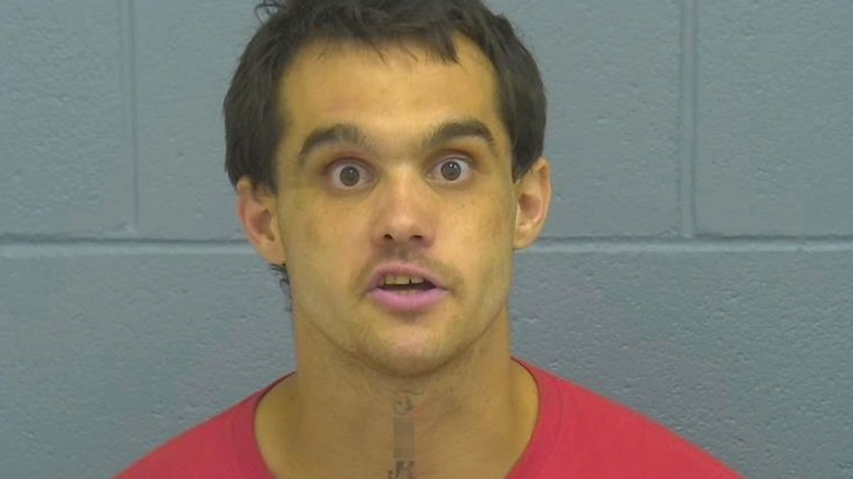 男子与女友吵架后抢银行，用出生证明写纸条，或面临20年监禁