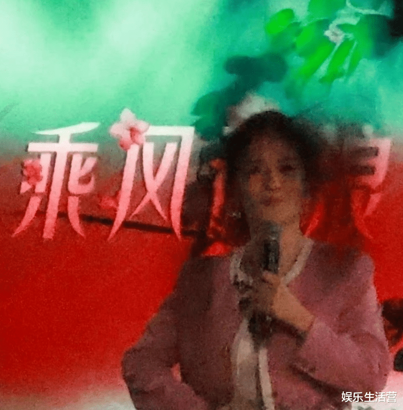 谢娜|《浪姐3》谢娜路透曝光,穿粉衣拿话筒,网友:是当主持人吗?
