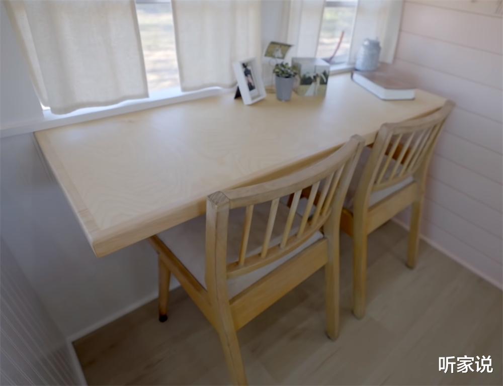 小夫妻在“螺蛳壳里做道场”:旧校车变24㎡蜗居,半平米都不浪费