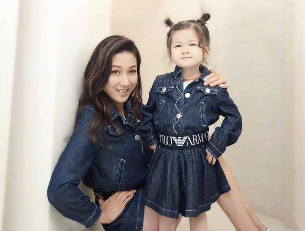 钟嘉欣|TVB“民选视后”钟嘉欣产女：38岁在家分娩，定居加拿大连生三胎