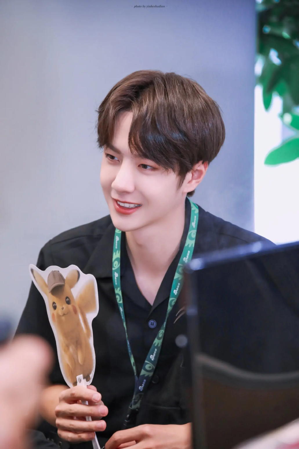 流行|走进演艺圈了解、认识拼搏奋斗的流行乐男歌手、演员、职业摩托车赛车手王一博(66)