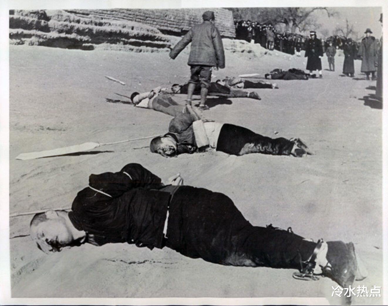 日军 日本战败投降后，庄稼地里却挖出千具少女尸骸，揭露日军残忍行径