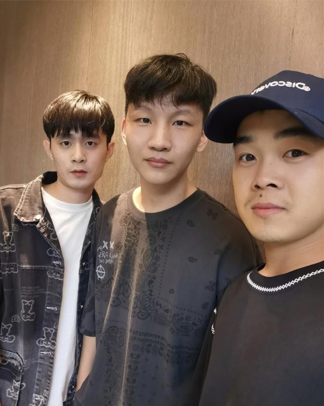 岳云鹏|德云社二哥刘筱亭发文,晒师父送的鞋子,粉丝:岳云鹏是真“损”