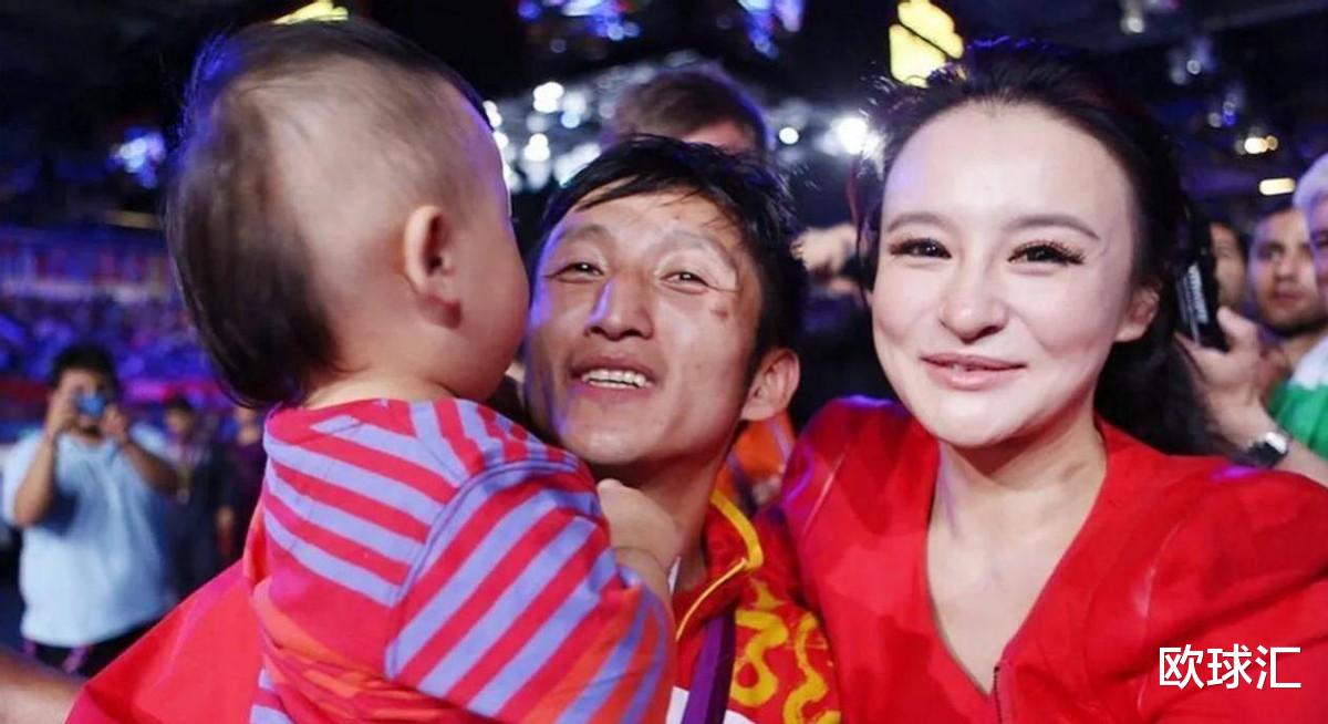 邹市明|“拳王一家”轩轩：邹市明左眼被打到近失明，妻子生娃存血为救他？