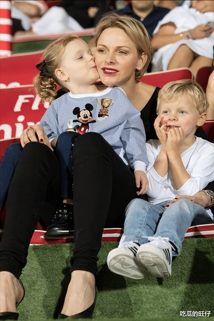 夏琳|摩纳哥王妃：36岁生下龙凤胎，儿子比乔治精致，44岁依旧惊艳众人