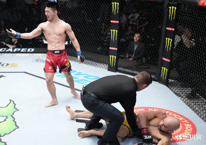 宋亚东|126秒KO！宋亚东创造历史，身披国旗+抹脖子庆祝，UFC官方盛赞