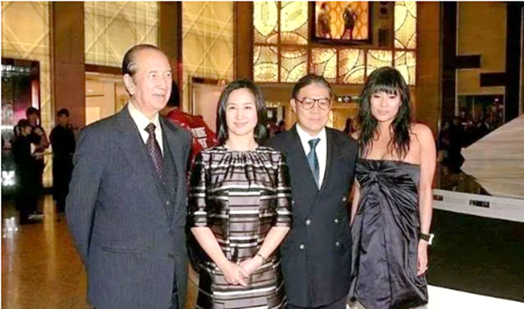 霍震霆|谷爱凌与郭晶晶公公罕见同框，霍震霆白发苍苍显苍老，两人合照也没拍好