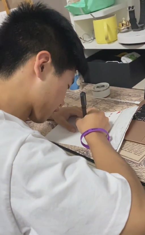 女生节|孙卓陪妈妈过女神节，亲自为其写贺卡，再次给妈妈送花好暖心