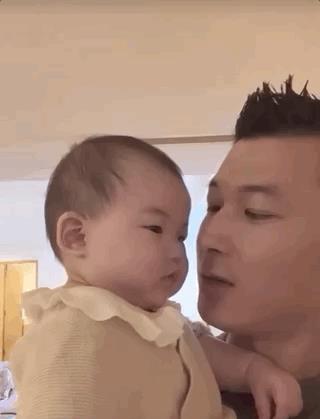 朱珠|朱珠丈夫晒照亲吻女儿，小公主罕见露笑容已无梨涡，豪宅装修简约