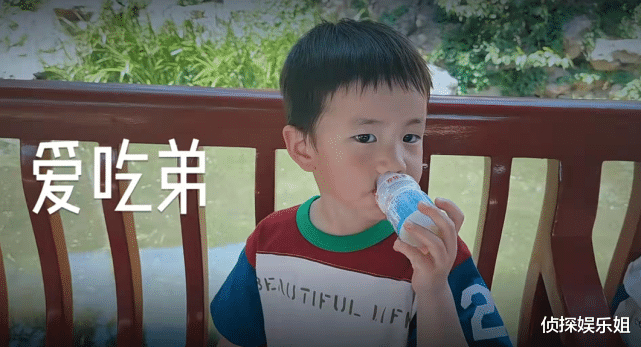 黄磊|黄磊罕晒与儿女合照,孙莉视角下一手牵一娃,三胎儿子暴风长大