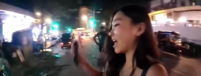 韩国网红在印度直播时被陌生男子强吻,对方还想拉她上车!
