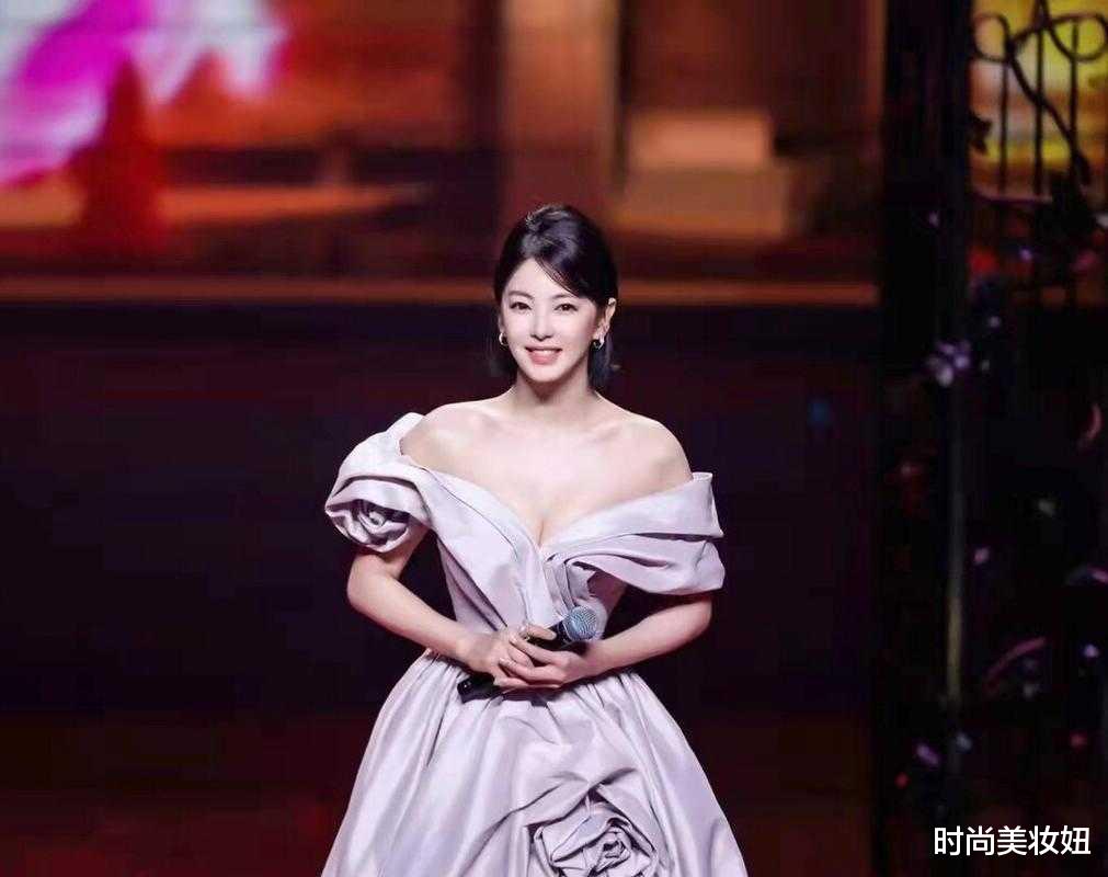 连衣裙 张雨绮剪掉长发更美了，穿露肩拖尾连衣裙，一改御姐范太甜美