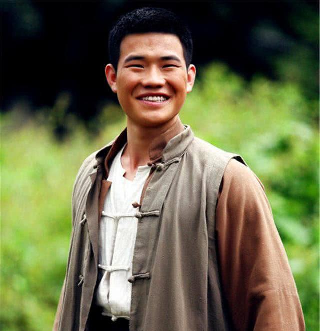 谢孟伟|嘎子：投资8亿开拍新电影，花絮曝光后，网友吐槽：怎么像偷狗的