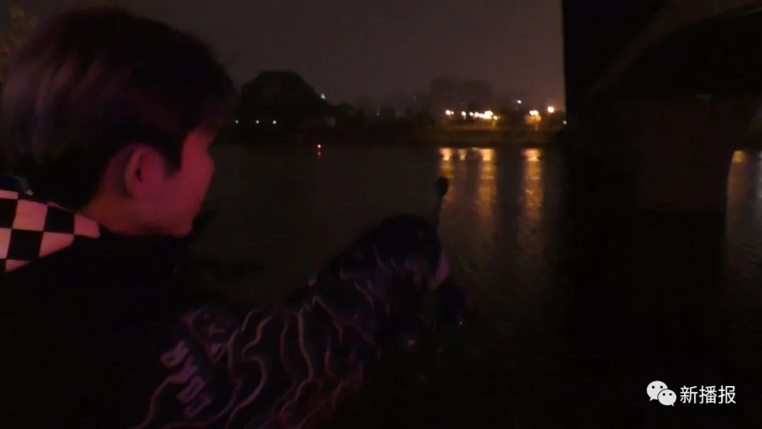 消防员|男子跳河欲轻生，却因河水冷抱桥墩求救