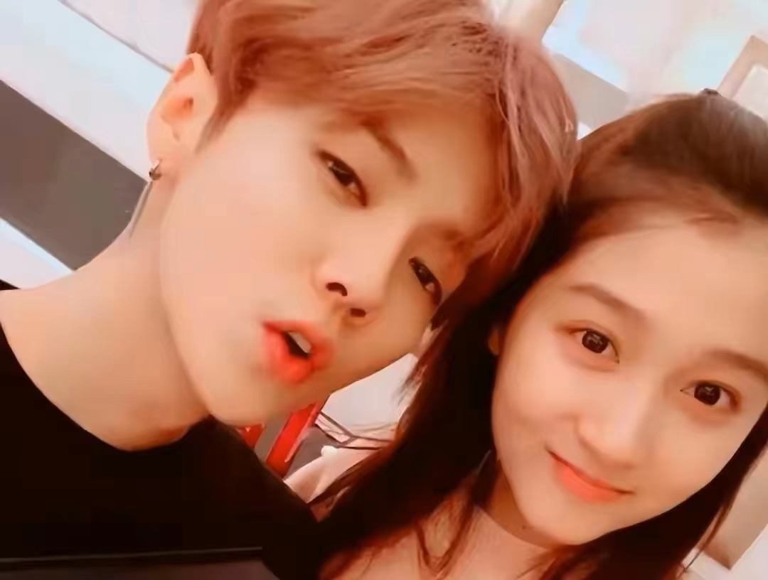 关晓彤|鹿晗关晓彤现身日本过年：女方穿千元上衣被嘲土，身高差引发热议！