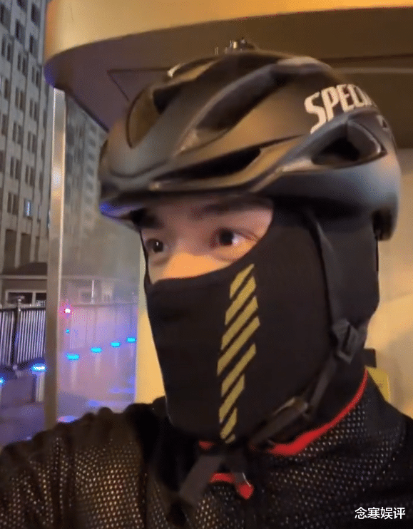 吴磊|吴磊在骑行路上生日直播，用公共电话给粉丝打电话，安全意识极强