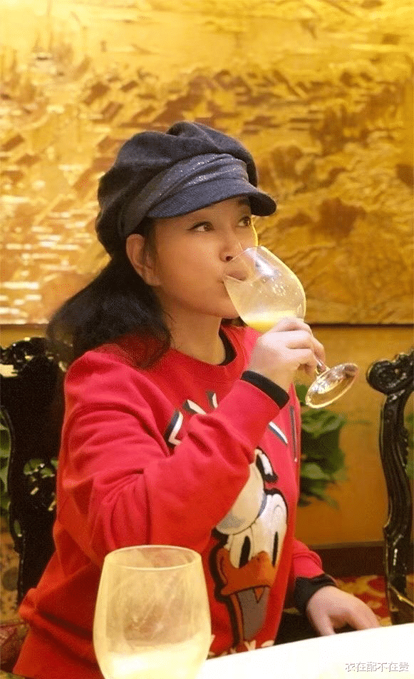 刘晓庆|刘晓庆携四婚富豪丈夫聚会，穿卡通卫衣挺显年轻，看着真不像69岁