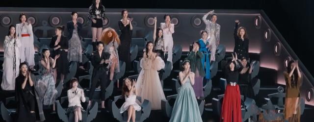 郑秀妍|郑秀妍参加浪姐比较高冷，不站起来给其他姐姐捧场，显着独树一帜