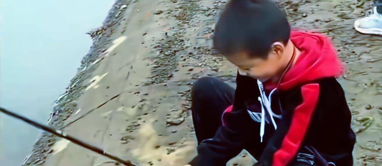 小男孩偷偷钓鱼被路人发现,赠送渔获当封口费,结果全网都知道了