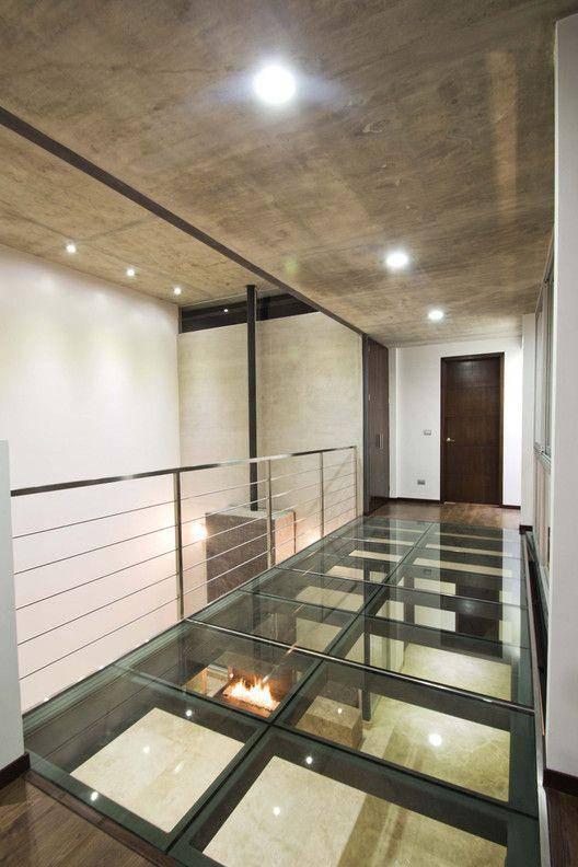 胆子真肥,在5米层高阁楼顶部做悬空玻璃走道,好没安全感!