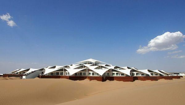 宾川|沙漠中神奇而奇葩的建筑，像是盛开在沙漠中的莲花，游客络绎不绝