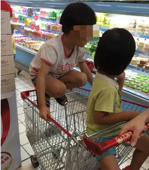 山东潍坊,老人带3岁孙子到超市购物时,因车轮掉落,导致孩子从购物车上摔倒在地