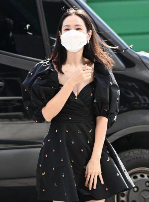 孙艺珍|孙艺珍婚前亮相丰满迷人,手捧脸笑靥如花,韩媒:连风都在嫉妒